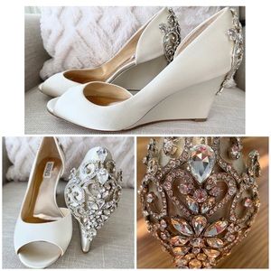 NEW 🌟 BADGLEY MISCHKA embellished cream wedge sz 8.5